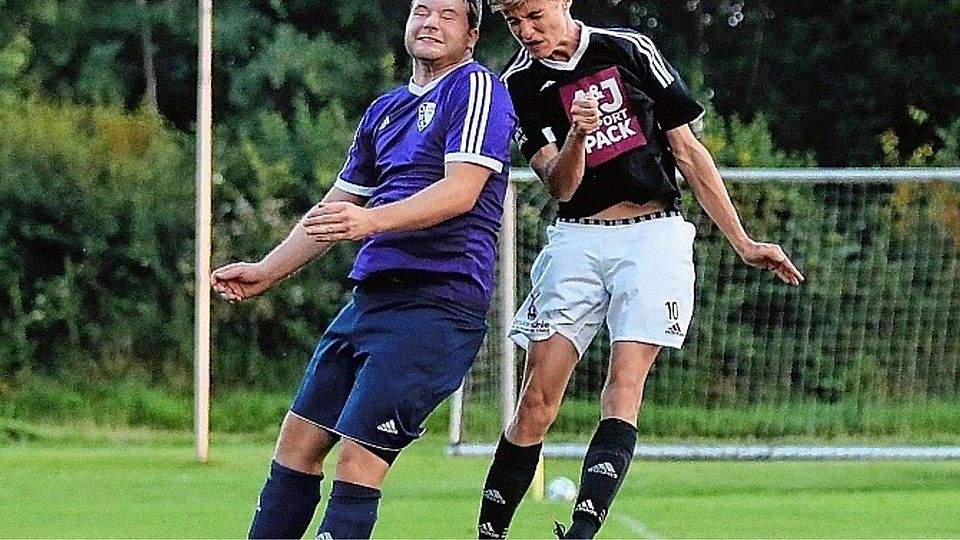 Vergeblich gestreckt: Maximilian Röbl (li.) unterlag mit Aufsteiger JuS Fischbek im ersten Kreisliga-Spiel Jannis Rühe und seinem SSV Großensee mit 0:1. un