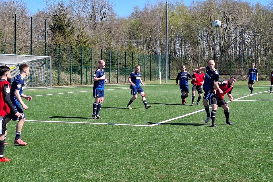 Niklas Ahlers, der zweifache Torschütze der Fresenburger (blaues Trikot rechts)