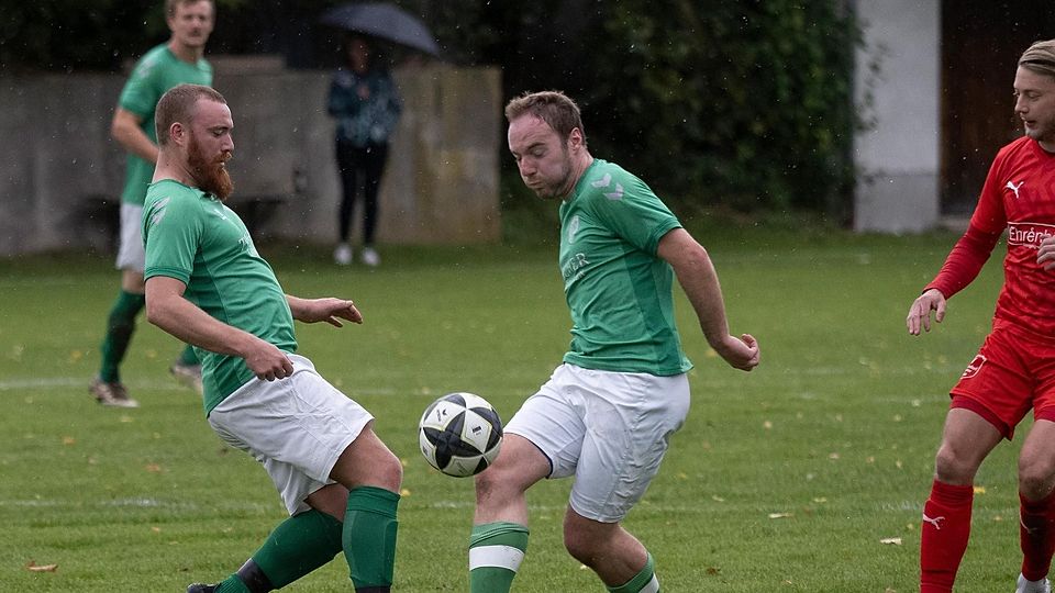 Mit vereintem Knie-Einsatz am Ball: Emmerings Tobias Höge (li.) und Christoph Beil.