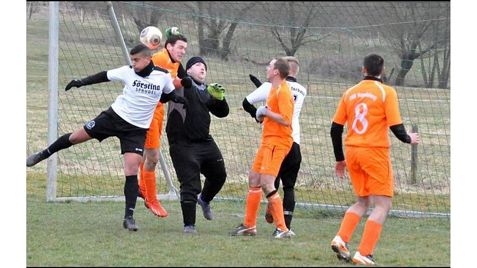 Gefahr im Anflug, doch der Torwart bereinigt im Aufeinandertreffen zwischen Lauterbach und Vogelsberg II die Situation. Fotos: Zinn