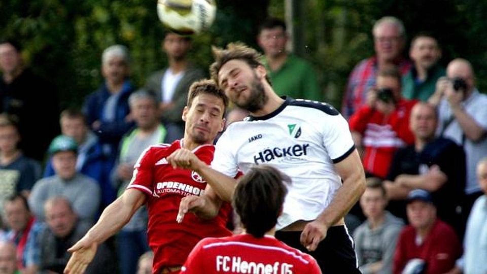 Vor großer Kulisse müssen Stefan Ullmann (links) und der FC Hennef 05 versuchen, gegen Rot-Weiss Essen zu bestehen. Foto: Wolfgang Henry