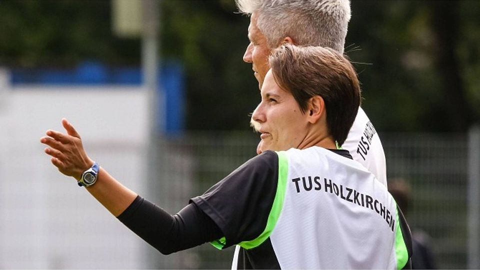 Das zusätzliche Auge von Stefan Schubert ist Caroline Rieger. Die ehemalige Regionalliga-Spielerin unterstützt den 48-jährigen Interimstrainer derzeit bei den Bayernliga-Partien des TuS Holzkirchen. Christian Riedel / fotografie-riedel.net