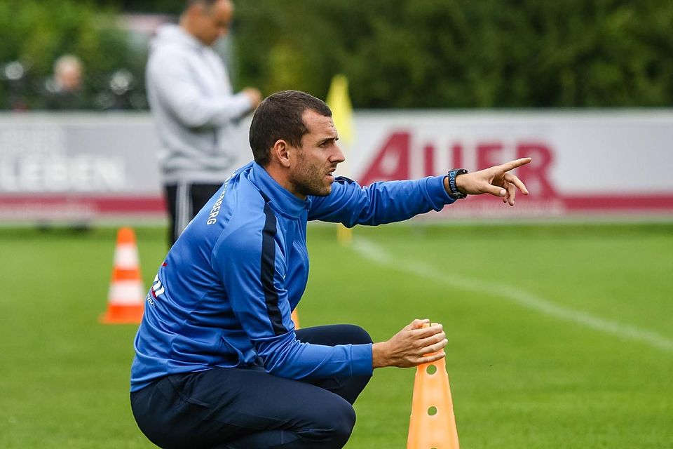 Trainer Matthias Koston mit Pilone