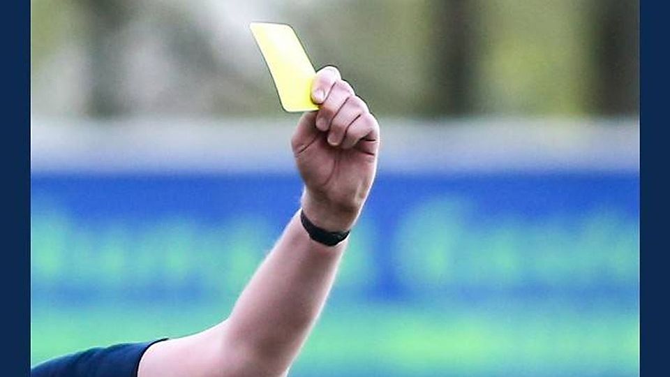 Die Gelbe Karte plus Zeitstrafe wird unter anderem wegen Protestierens oder Spielverzögerungen verhängt.