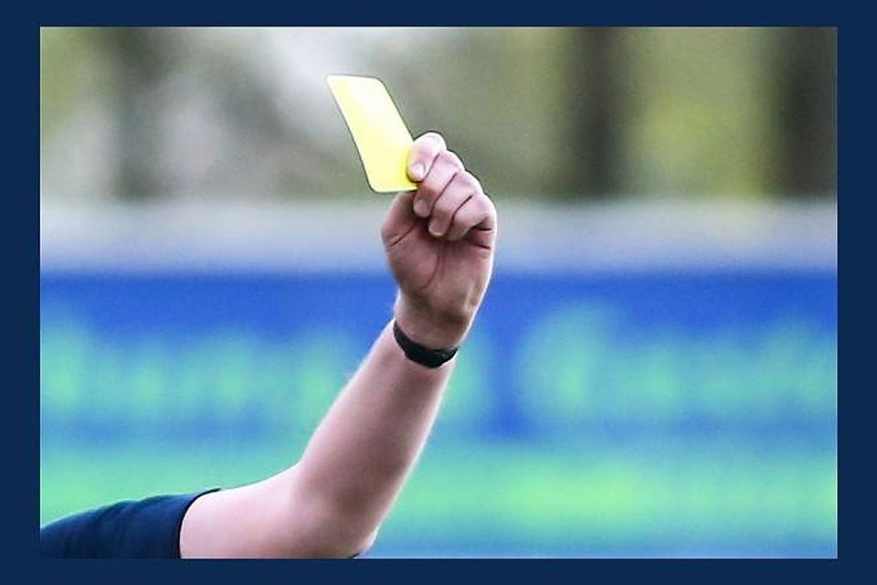 Die Gelbe Karte plus Zeitstrafe wird unter anderem wegen Protestierens oder Spielverzögerungen verhängt. Die Gelbe Karte plus Zeitstrafe wird unter anderem wegen Protestierens oder Spielverzögerungen verhängt.