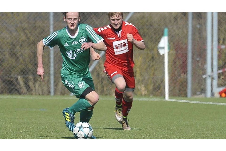 Felix Paßberger (am Ball) wagt den Schritt von Schaldings U23 zum FC Sturm Hauzenberg und will sich in der Landesliga durchbeißen. F: Geisler