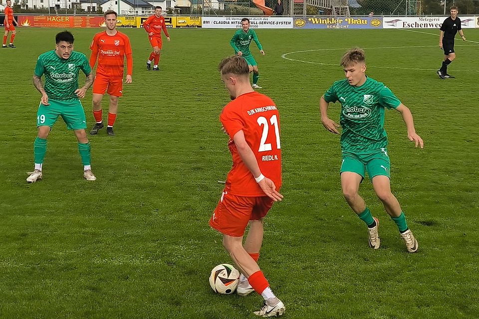 Die DJK (in Rot, am Ball Nico Riedl) unterlag beim FC Schlicht knapp mit 2:1.