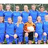 Eingerahmt vom Trainerteam: Die 13 Mädchen der B1-Mannschaft   vom Ahlhorner SV posieren vor ihrem einseitigen 5:0-Sieg gegen den SV Fortuna. ASV