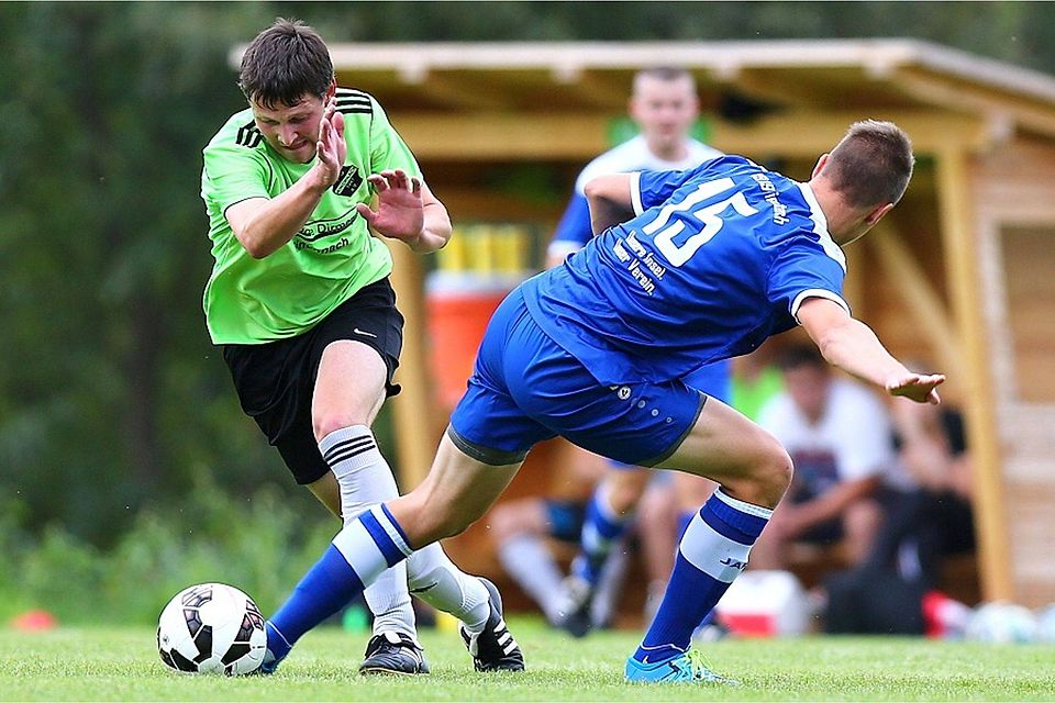 Ein Bein stellen wollen die Kicker des FC Viechtach (blaue Trikots) am bevorstehenden Spieltag dem noch immer punktverlustfreien Überrasschungs-Tabellenführer TSV Regen II.