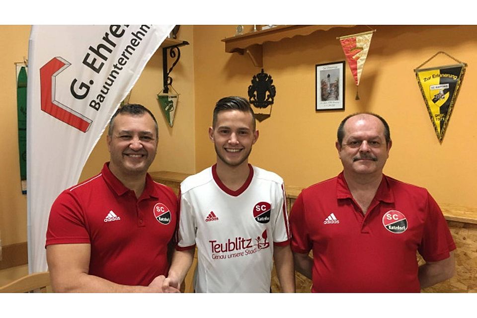 Trainer Askin Ergül (links) und Vorsitzender Heinz Schmid (rechts) freuen sich über den Neuzugang Stefan Kerscher.
