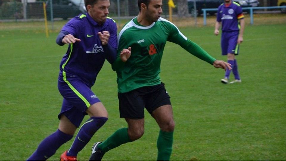 Ibo Ibojan (rechts) leitete seine Jungs vom SV Eintracht Leipzig-Süd mit dem Treffer zum 0:1 auf die Siegerstraße gegen den KSC 1864 Leipzig. F: Vereinsarchiv KSC Leipzig