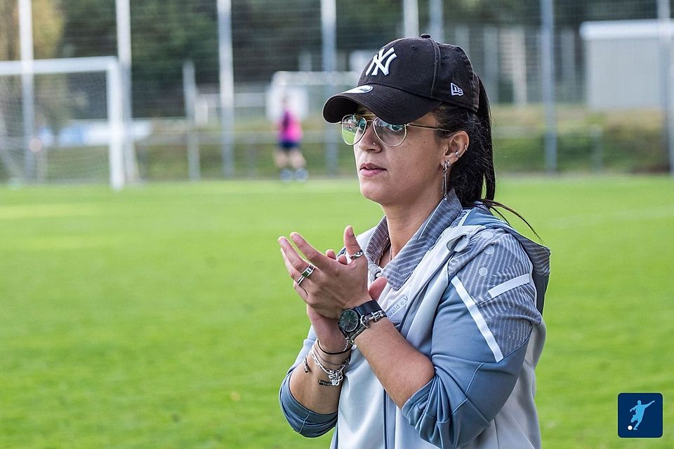 Soumiya Bouhadi steht vor ihrem Liga-Debüt als Trainerin der SF Hamborn 07.