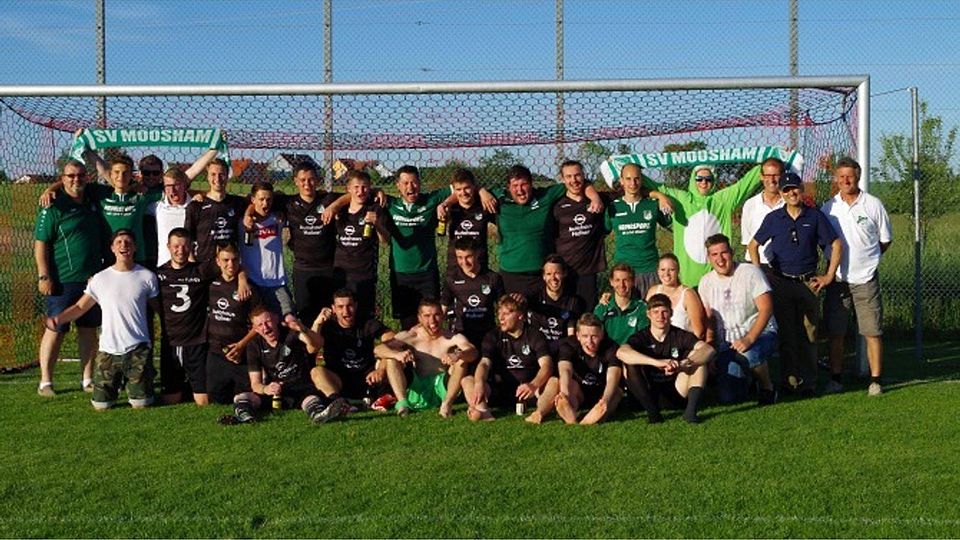 Der SV Moosham schaffte den Aufstieg in die Kreisklasse. Väter des Erfolgs waren Trainer Robert Kellner (3.v.r.) und Abteilungsleiter Gerhard Beer (r.).