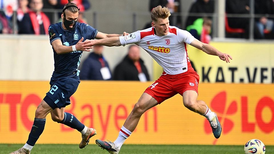 1860 München mit Siegtorschütze Sigurd Haugen (links) rang Jahn Regensburg im Halbfinale des Totopokals nieder.