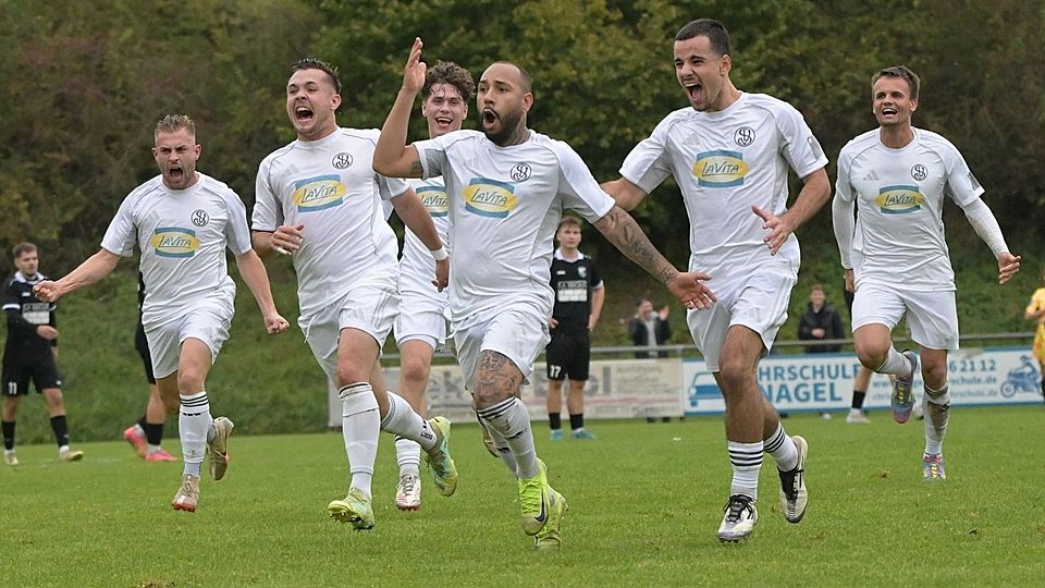 Ekstase bei der „Spiele“ nach dem 4:3-Siegtor: Mit mannschaftlicher Geschlossenheit und einer moralischen Glanzleistung sicherte sich Tabellenführer Landshut am Ende noch den Auswärtsdreier in Tegernheim.