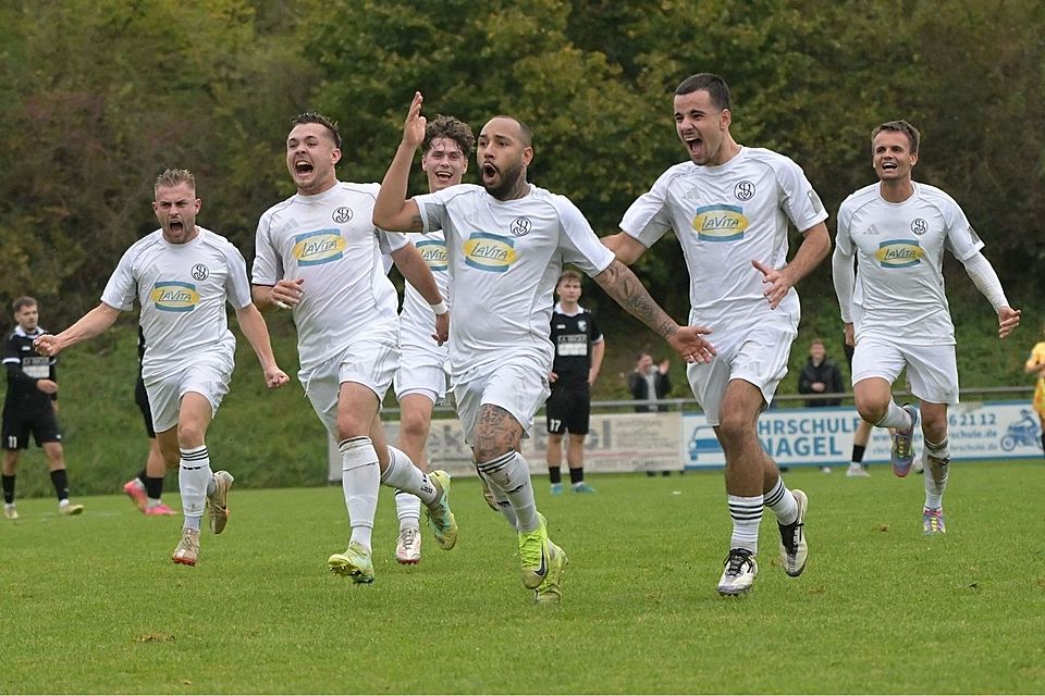 Ekstase bei der „Spiele“ nach dem 4:3-Siegtor: Mit mannschaftlicher Geschlossenheit und einer moralischen Glanzleistung sicherte sich Tabellenführer Landshut am Ende noch den Auswärtsdreier in Tegernheim.