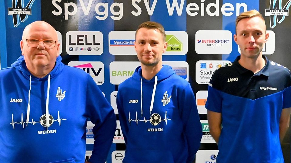 Rüdiger Fuhrmann (links) und SpVgg SV-Jugendleiter Fabian Frey (rechts) präsentieren mit Christian Most den neuen Leiter des NLZ Weiden.