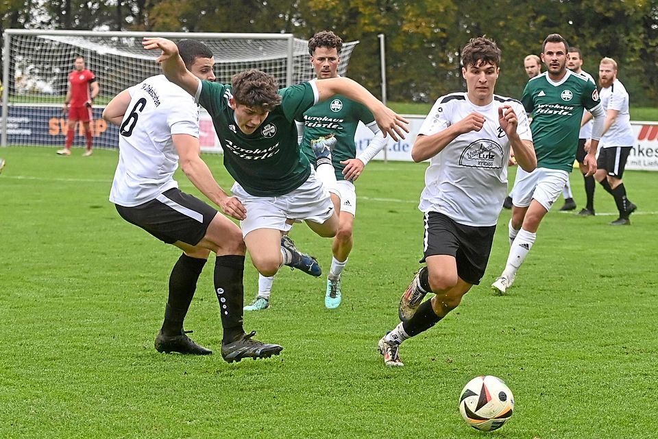 Dinkelscherbens Felix Klingenstein (links) und Horgaus Noah Hagner gingen in einem umkämpften Derby zur Sache.