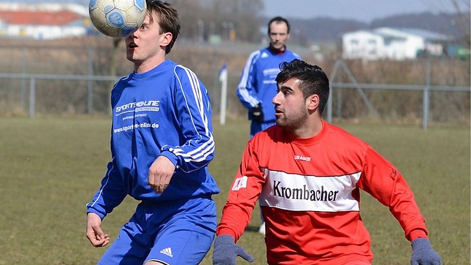 F: Christian Hedler Die SG Kehrenbach/Günsterode (rotes Trikot) ist weiter auf den Weg in Richtung Aufstiegsrelegation.