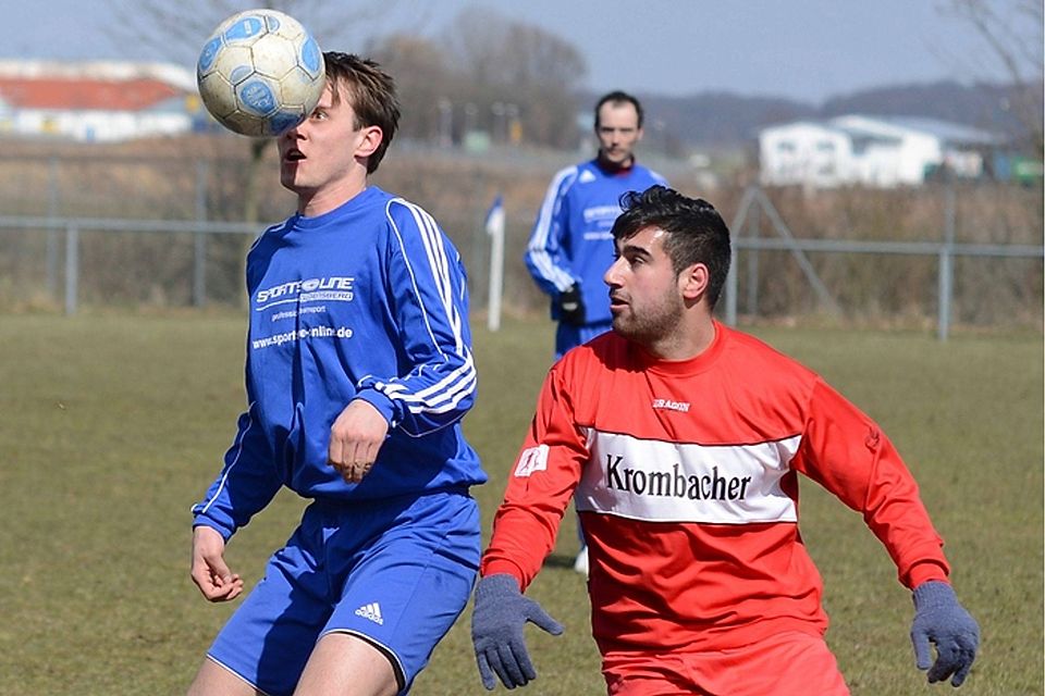 F: Christian Hedler Die SG Kehrenbach/Günsterode (rotes Trikot) ist weiter auf den Weg in Richtung Aufstiegsrelegation. F: Christian Hedler Die SG Kehrenbach/Günsterode (rotes Trikot) ist weiter auf den Weg in Richtung Aufstiegsrelegation.