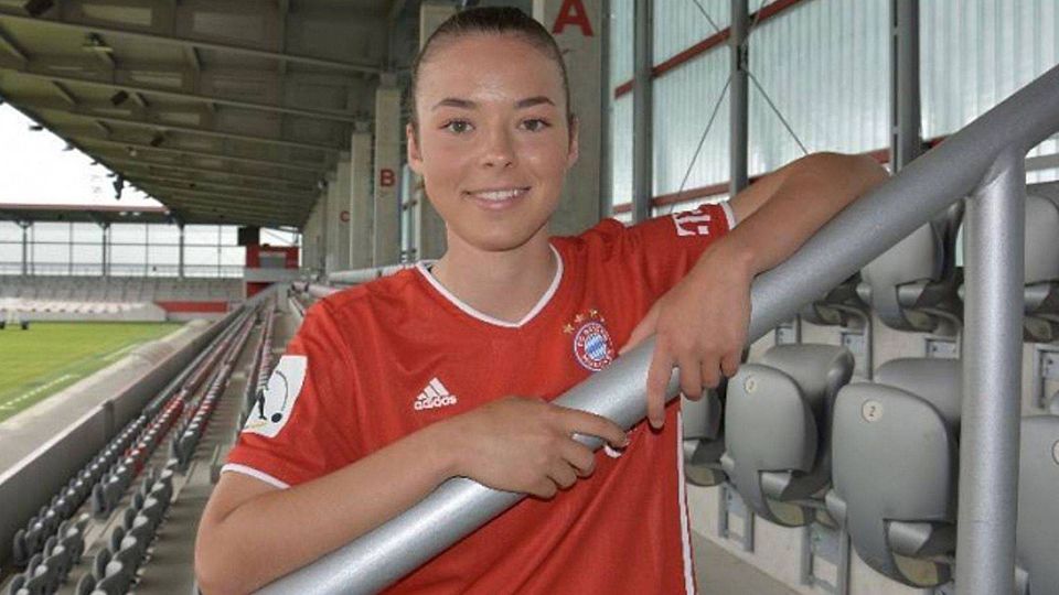 Im Trikot der Roten: Jungprofi Julia Pollak ist in den Kader des Champions-League-Teilnehmers FC Bayern München aufgerückt. Die Ebersbergerin trainiert und spielt nun auf dem FCB-Campus im Münchner Norden.