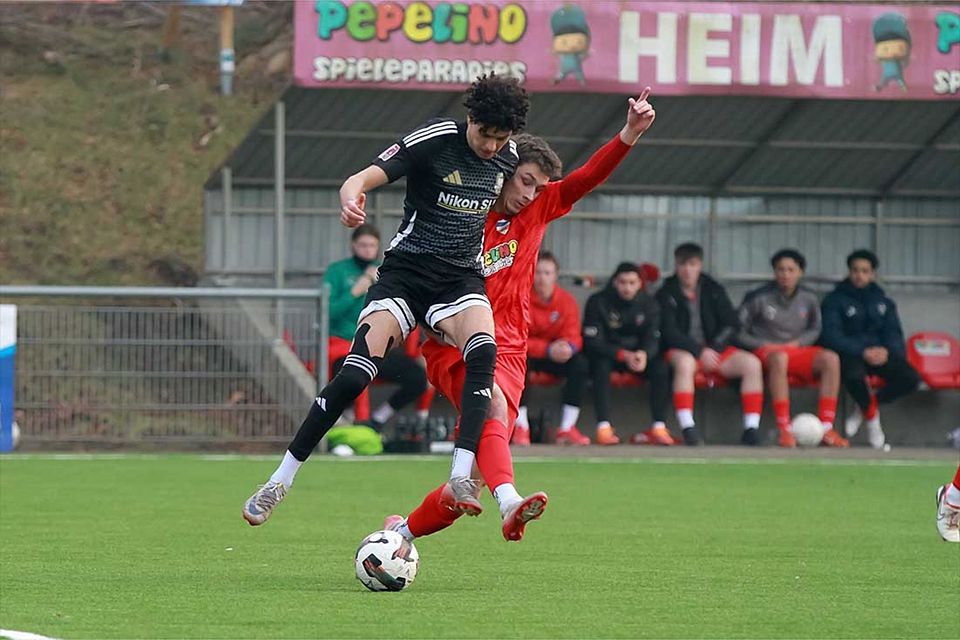 An Pascal Polonski (Inter Türkspor Kiel) kommt man nicht einfach vorbei. Malek El Shaikh (1. FC Phönix Lübeck II) probiert es.