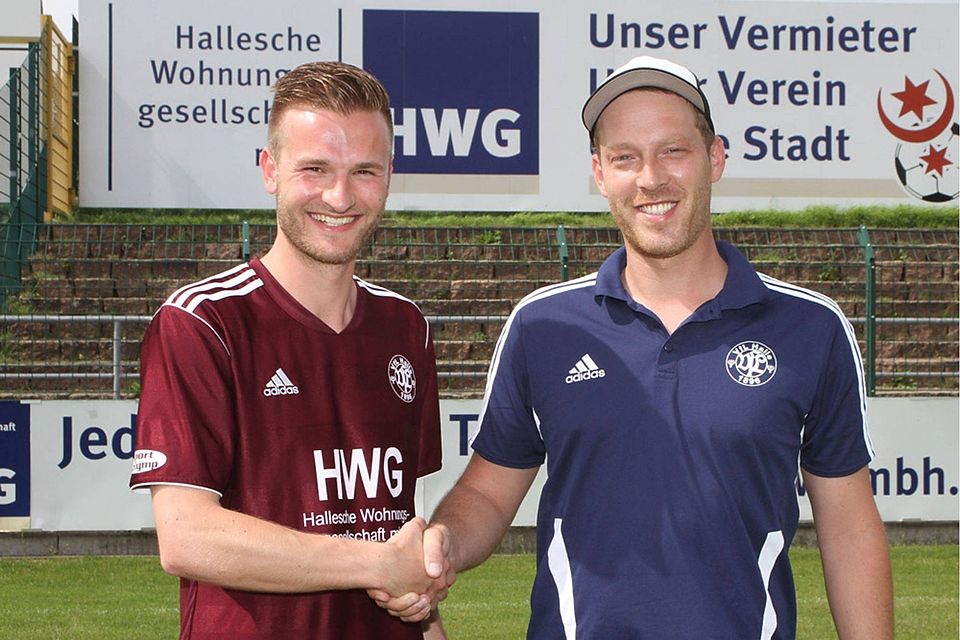 Martin Ulrich (links) wird von Trainer Lars Holtmann herzlich in Halle begrüßt. Foto: Rinke