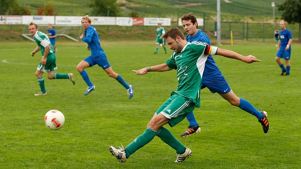Abschuss: Guldentals Dirk Eckweiler zieht in der Partie mit der SG Odernheim ab. Beide Teams genießen nun Heimrecht. Archivfoto: Waidner