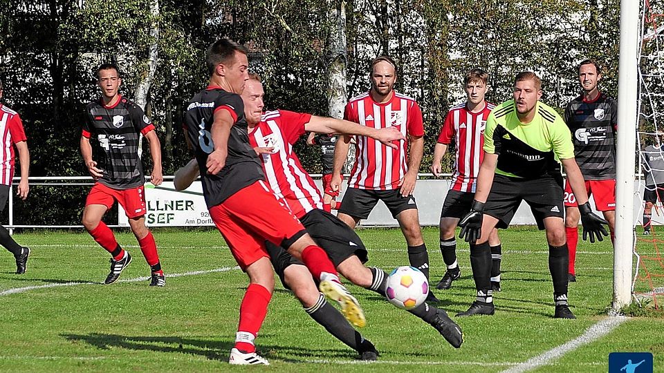 Mit dem dann vierten Saisonheimsieg möchte die SG Störnstein/Wurz (rot-weiß gestreiftes Trikot) ein schwieriges Fußballjahr 2024 ein wenig versöhnlich abschliessen.