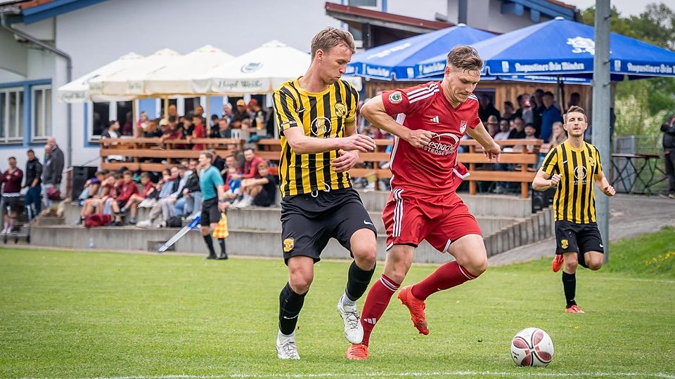 Fußball Bezirksliga_SV Miesbach - FC Moosinning_ SV 16 Maximilian Wiedmann // FC 6 Bastian Lanzinger_mk