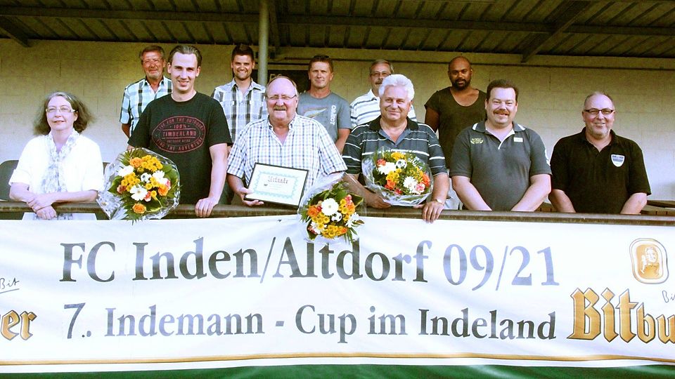 Der FC Inden/Altdorf mit seinen Geehrten. Rechts im Bild ist Vorsitzender Franz-Josef Mainz zu sehen, links Geschäftsführerin Ute Mainz. Foto: Jagodzinska