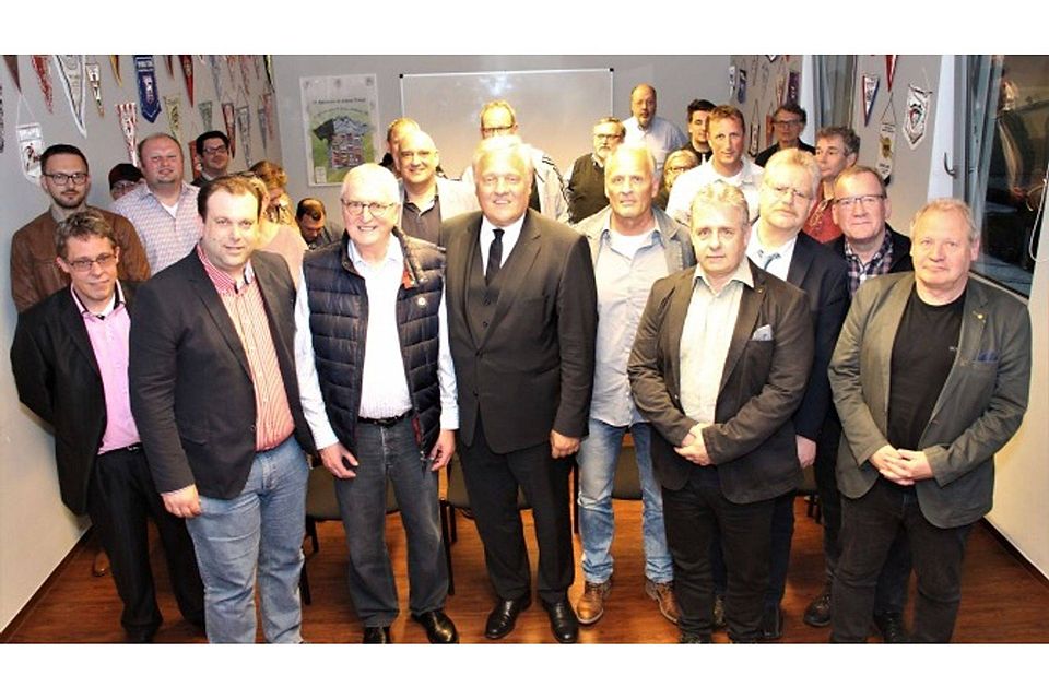 In der vorderen Reihe stehen: Senioren-Abteilungsleiter Karsten Schümann, Vize-Präsident Thomas Floßdorf, Vize-Präsident Henner Schmidt, Präsident Wolfgang Spelthahn, Vize-Präsident Günter Nießen, Geschäftsführer Mario Kuckertz, Beisitzer Udo Markgraf, Beisitzer Wim Franken, Vize-Präsident Rainer Krosch.