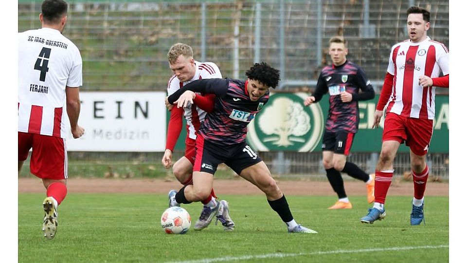 Rechtsverteidiger Felipe Ralda (mitte), hier im Zweikampf mit Niklas Baus vom SC Idar-Oberstein, wird ein Teil der Wormatia-Zukunft sein. Auch Nico Jäger (hinten) hat seinen auslaufenden Vertrag bereits Verlängert. 	Archivfoto: Christine Dirigo/pakalski-press
