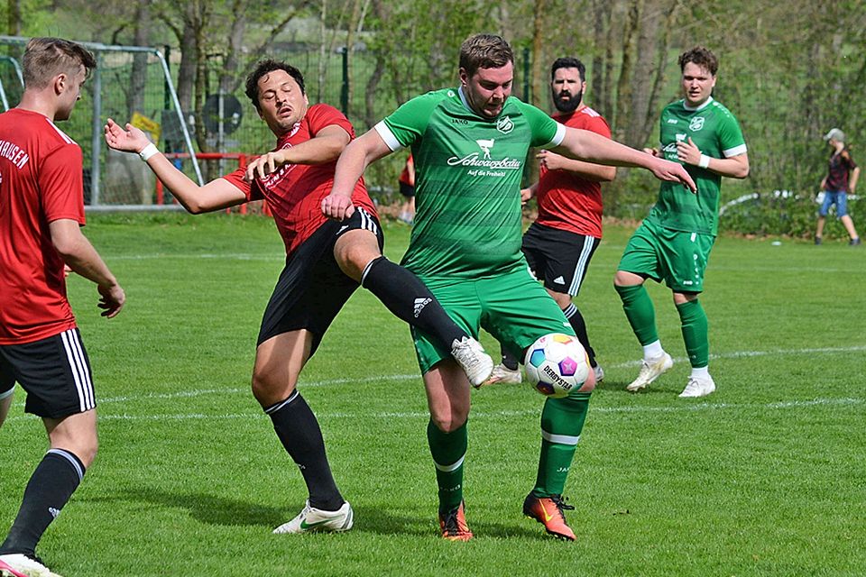 Der ehemalige Landesliga-Torjäger Stefan Strohhofer gibt als Innenverteidiger der Abwehr des SSV Anhausen Halt. Hier spitzelt er Max Drechsler vom TSV Zusmarshausen den Ball weg. 