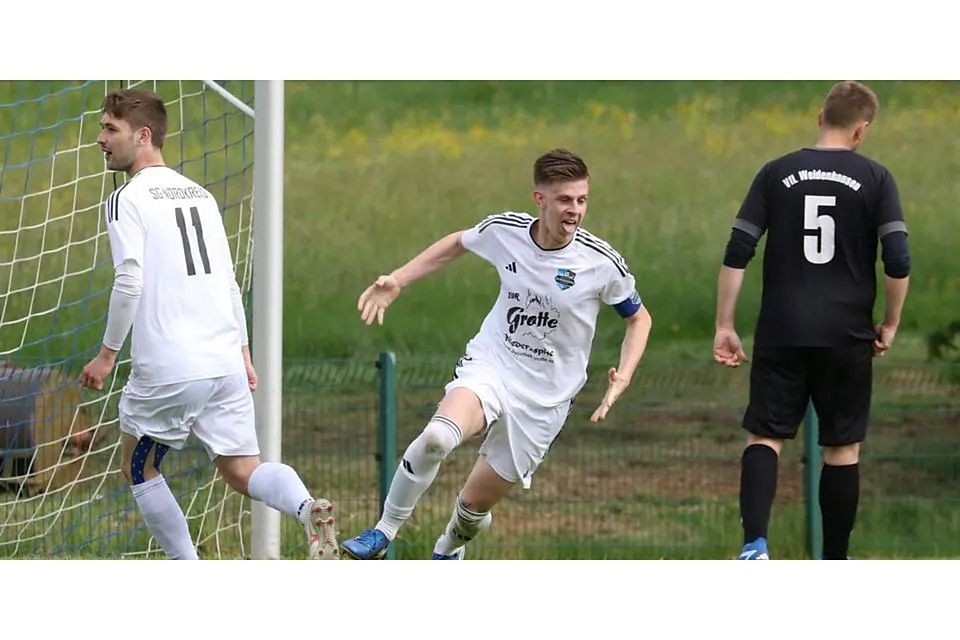 3:1 durch Leon Seipp (Mitte). Die SG Nordkreis hat Weidenhausen zum zweiten Mal geschlagen, wird mit der Pleite gegen Angelburg die Machtübernahme aber verpassen. Der hier bedröppelte Jan Marvin Herrmann (5) darf drei Wochen später mit dem VfL die Meisterschaft bejubeln. Torschützenkönig Tobit Dörnbach (11) wird Nordkreis Anfang Juni in der Relegation in die Kreisoberliga schießen. © Jens Schmidt