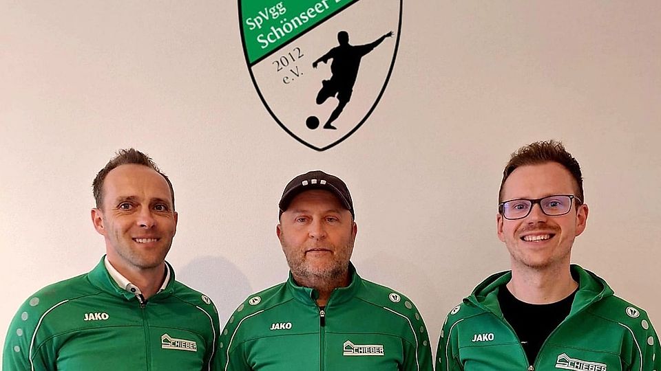 Vorstand Franz Dietl (links) und der aktuelle Coach Fabian Dimper (rechts) freuen sich über die Verpflichtung von Hans-Jürgen Linge als neuen Mann an der Außenlinie.