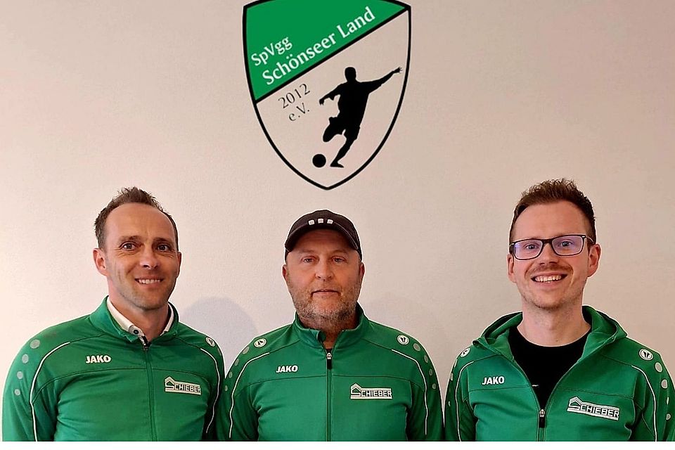 Vorstand Franz Dietl (links) und der aktuelle Coach Fabian Dimper (rechts) freuen sich über die Verpflichtung von Hans-Jürgen Linge als neuen Mann an der Außenlinie. Vorstand Franz Dietl (links) und der aktuelle Coach Fabian Dimper (rechts) freuen sich über die Verpflichtung von Hans-Jürgen Linge als neuen Mann an der Außenlinie.