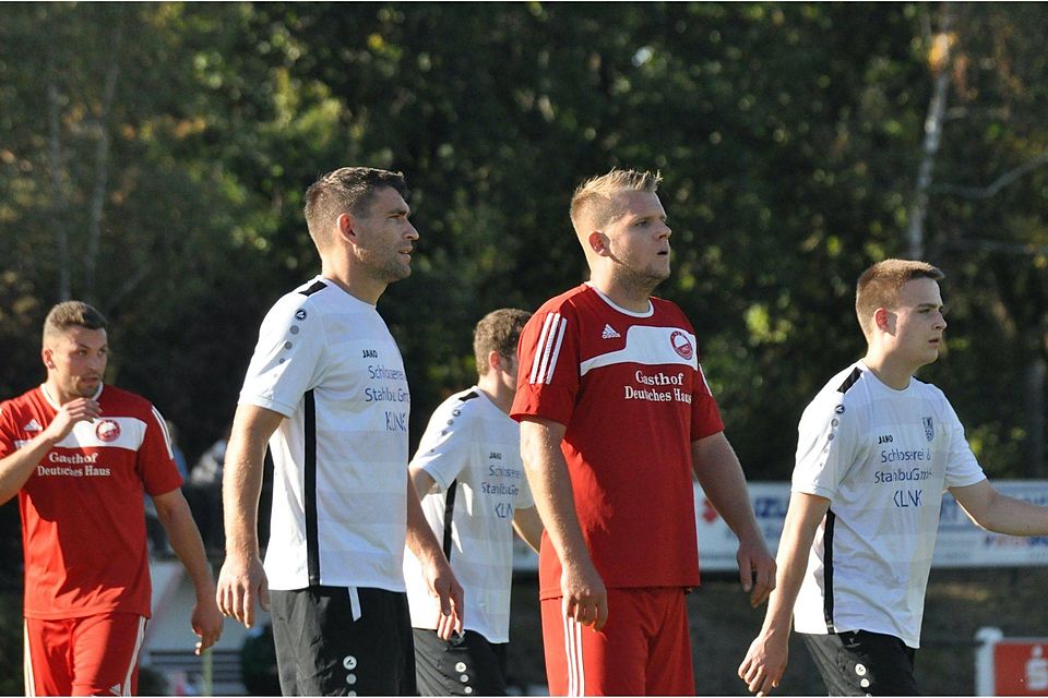FSV-Spielertrainer Christian Mlynarczyk (2. v.l. neben Paul Werner) führte die Fürstenwalder mit zwei Treffern zum Sieg ersten Sieg gegen den VfB Hohenleipisch.