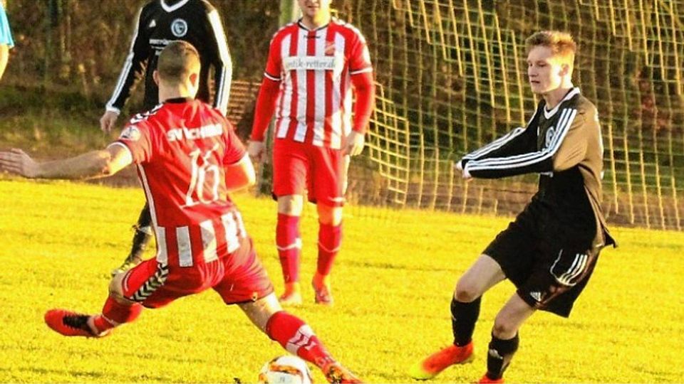 Eichedes Kevin Passow  lässt sich von Gudows Youngster Aljoscha Bachert  (rechts) nicht düpieren.P. Mielczarek