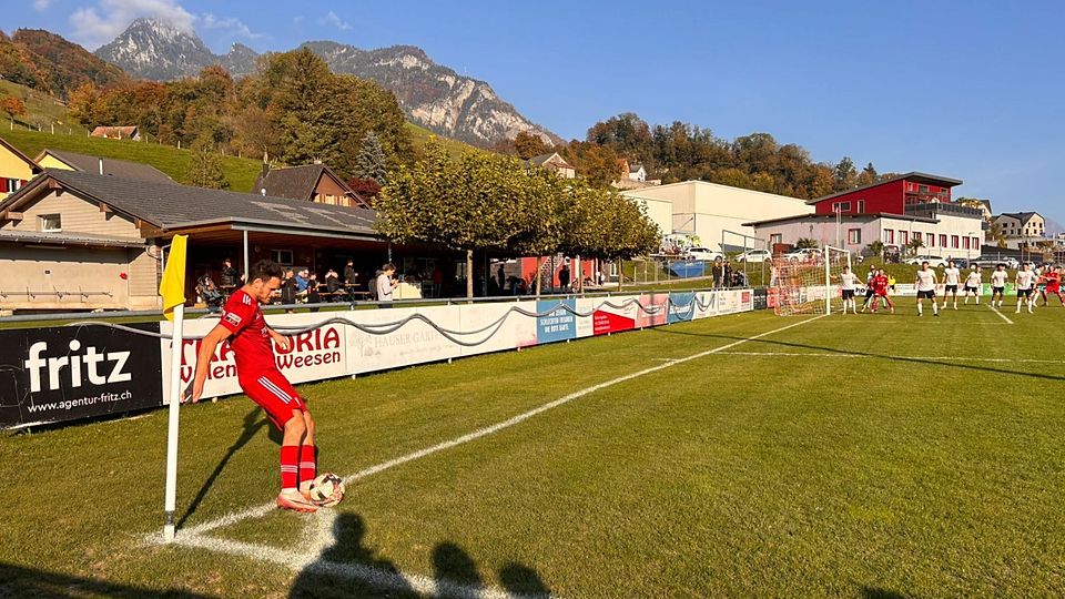 Seefeld (in weiss) musste sich in Weesen 0:1 geschlagen geben und die Tabellenführung an die Gastgeber abtreten.