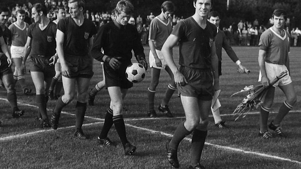 Starparade am Stadtwald: Franz Beckenbauer führte die Bayern aufs Feld. Hinter ihm laufen Sepp Maier, Katsche Schwarzenbeck, Bulle Roth und Gerd Müller. Rechts ASV-Kapitän Sepp Helfer, dahinter Torwart Alfons Ziller. 