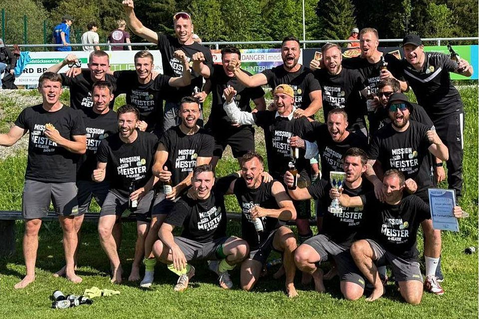 Pure Erleichterung: Die Oberauer und Farchanter Fußballer nach dem Aufstieg.