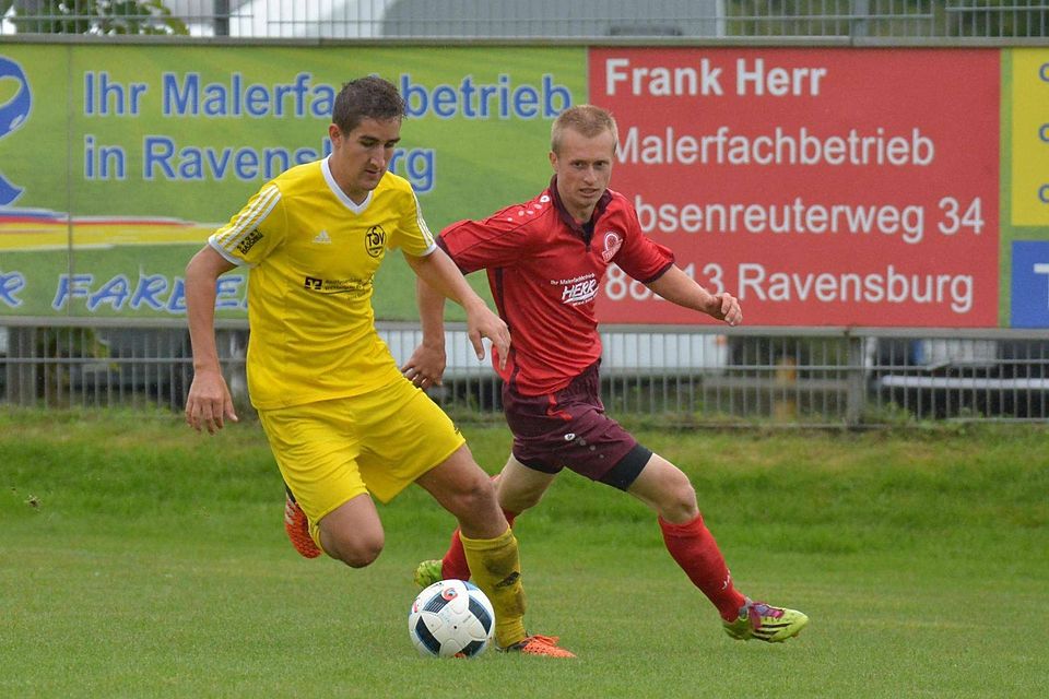 Nach dem Sieg gegen den TSV Berg II (rechts Lukas Eisenmann) trifft der TSV Heimenkirch (Marius Kirchmann) in der Fußball-Bezirksliga auf den FC Isny. Foto: Florian Wolf