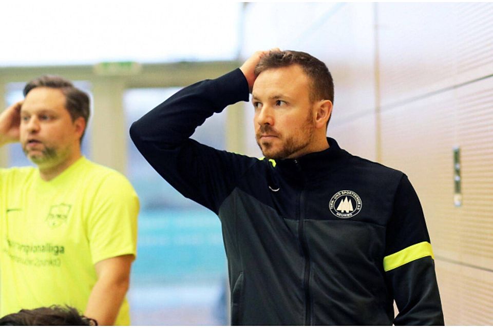 Da fasst sich der Futsal TSV-Neuried-Trainer Mathieu Jerzewski an den Kopf. Wie es mit der Futsal-Saison weiter geht, weiß er noch nicht. Dagmar Rutt