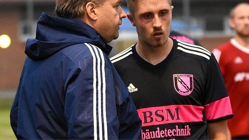 Einer von wenigen gesunden Spielern beim FC Fockbek: Auf die Dienste von Jannes Mumm (rechts) kann Trainer Steffen Sievers am Dienstag zählen.hobke