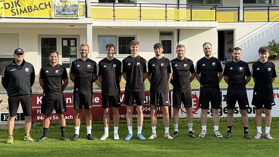 Die Verantwortlichen des FC-DJK Simbach mit ihren neuen Gesichtern
