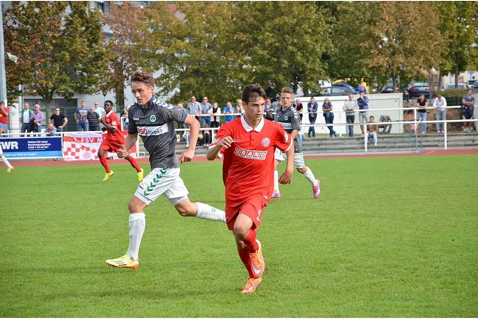 Den Ball fest im Blick und ein großes Ziel vor Augen. Joel Richter (rotes Trikot) möchte Profi werden. Foto: Boor
