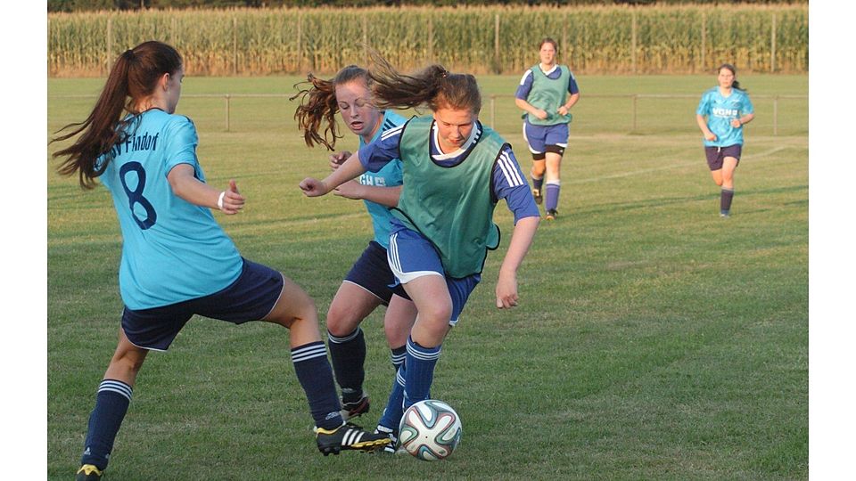 Nordkreisduell: Die SG Anderlingen/Byhusen II - hier mit Elena Reitmann am Ball - trennte sich 2:2 vom FSV Findorf.Foto: Kaiser