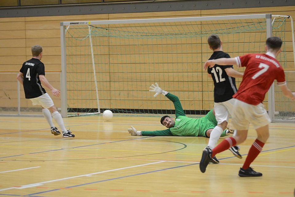 Gleich schlägt’s im Anzinger Kasten ein: Torwart Deniz Erden streckt sich vergeblich, Andreas Schmid (l.) und Tim Lehrmann können dem Schuss des Westerndorfers nur hinterher schauen. Gleich schlägt’s im Anzinger Kasten ein: Torwart Deniz Erden streckt sich vergeblich, Andreas Schmid (l.) und Tim Lehrmann können dem Schuss des Westerndorfers nur hinterher schauen.
