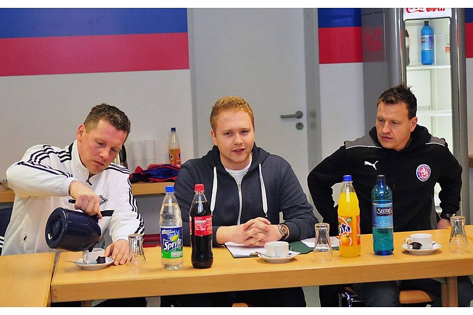 Letzte Amtshandlung: Trainer Peter Radojewski (re.) in der Pressekonferenz, links Baumbergs Coach Markus Kurth. Foto: Jochen Classen